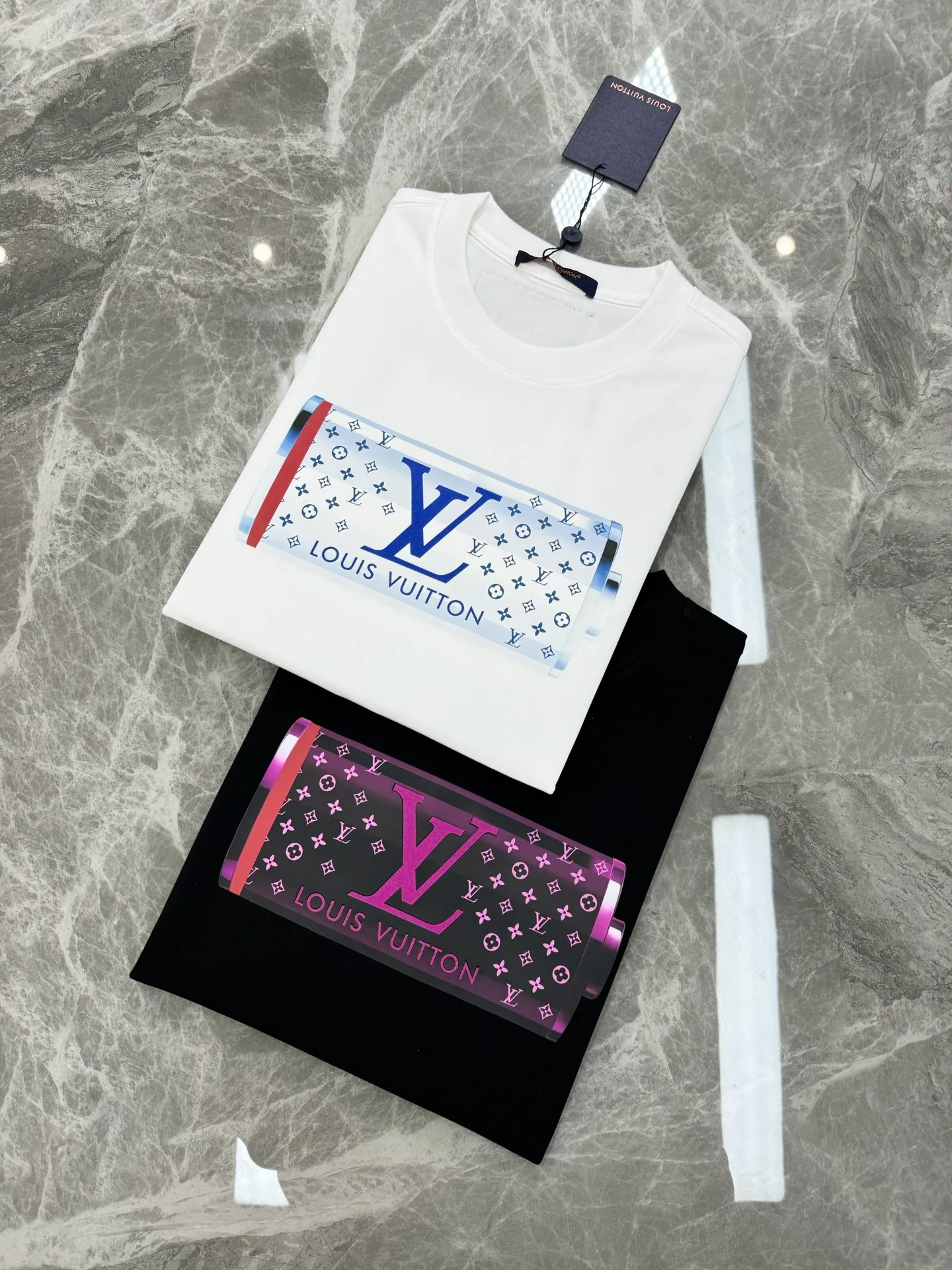 🅿️190 LV 25s new trendy brand T-shirt. Same style for men and women ~ bright 🔋 shape. Fashion trend. Made of new 250g pure cotton fabric. The upper body is also very comfortable. Classic LV letter heat transfer design on the chest. Textured pattern with hot diamond layered embellishment design. Three-dimensional undulations, visual and hand feel are all given to you! All three standards. Color: black. White. Size: s-xxl
